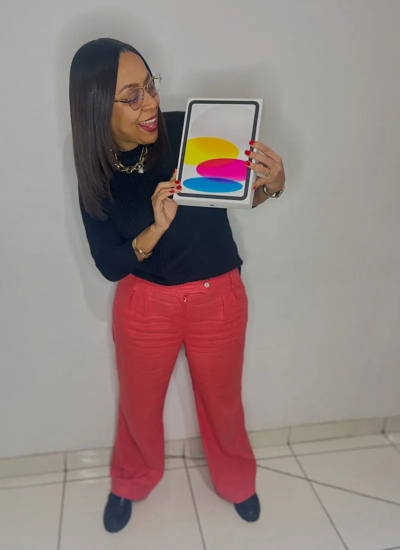 Representante da GDL exibindo um tablet